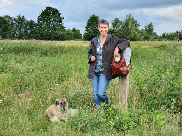 Ines Meyrose - Outfit 2020 - WAXWERKE Wachsjacke Romy aus Waxed Cotton in braun - Ü40 Bloggerin mit Hund Paul